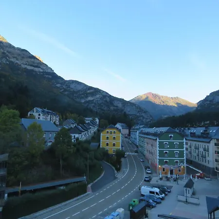 Atico Duplex Reformado Con Vistas A La Montana Canfranc